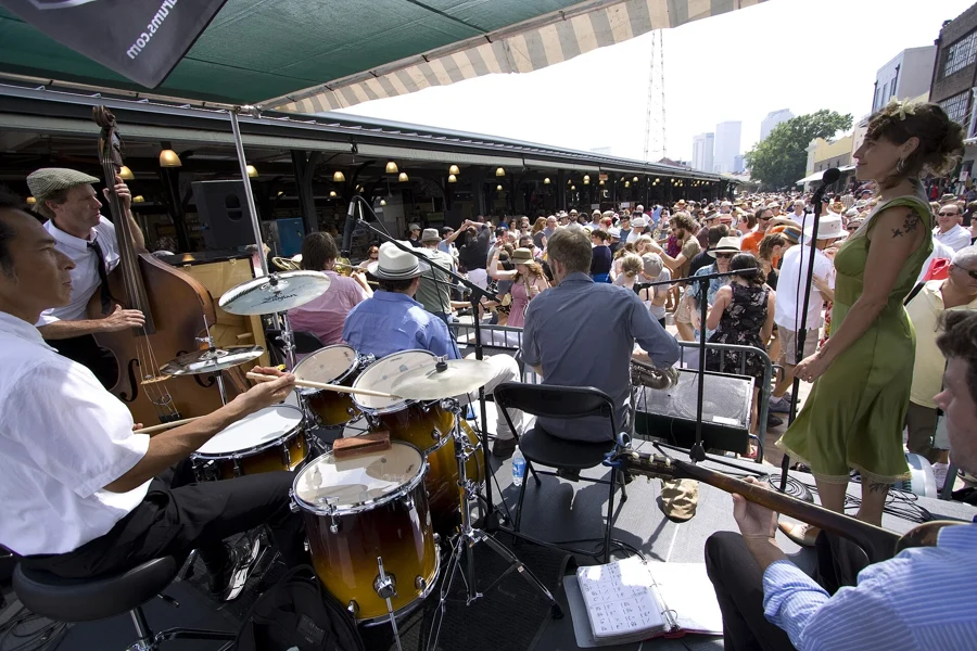 Concert dans un bar, public proche de la scène