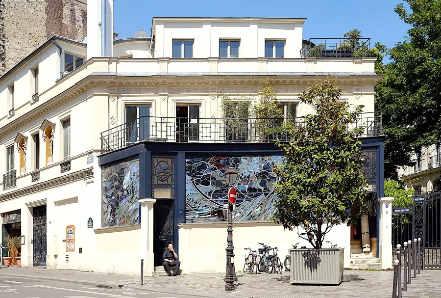 Immeuble à vitraux au numéro 2 de la rue Frochot, à l'angle de la place Pigalle