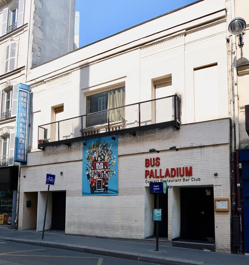 Façade blanche du Bus Palladium au 6 rue Pierre-Fontaine avec son enseigne verticale avant la démolition