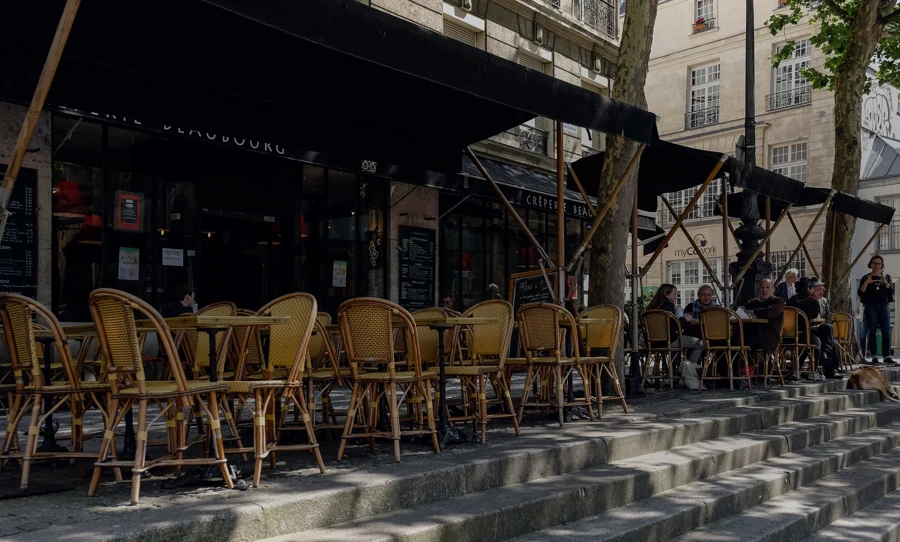 Terrasse de bistrot parisien en soirée